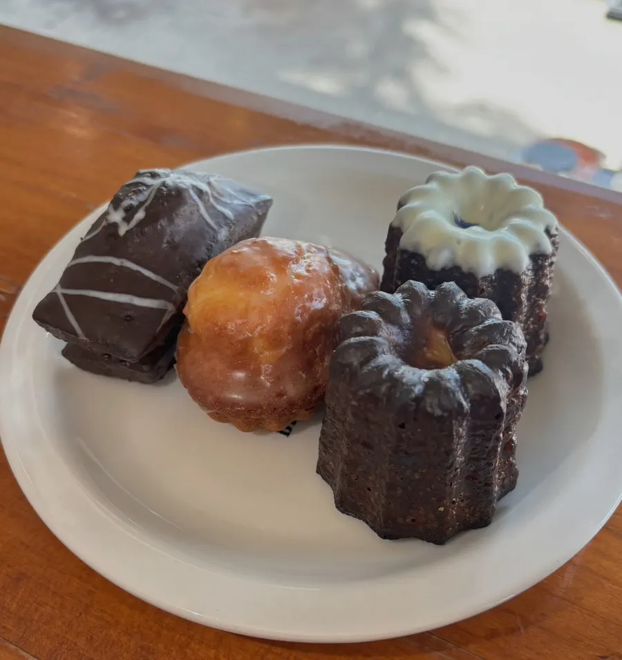 Americano helado junto a financier de Dubái, madeleine de limón y dos canelés