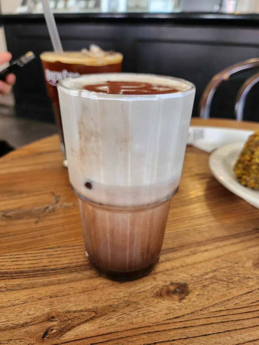 크림이 레이어드된 ICE 브루어스커피