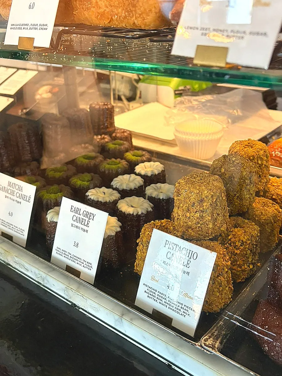 Display shelf with earl grey canelé
