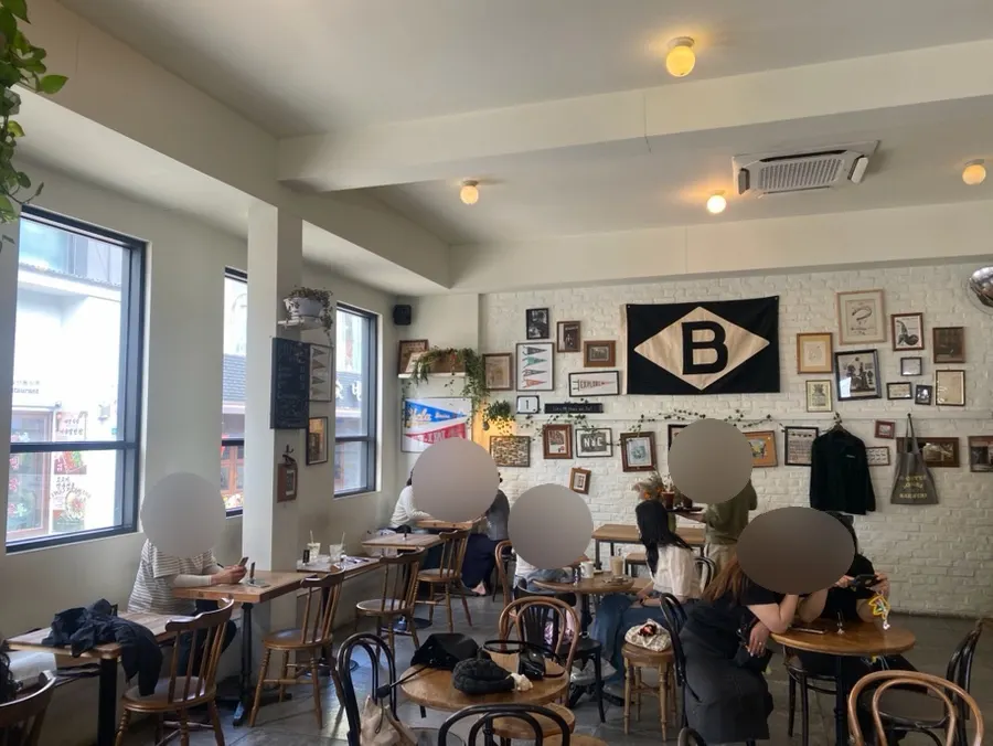 Indoor seating area of Brewers Coffee Cheonan Sinbu Branch