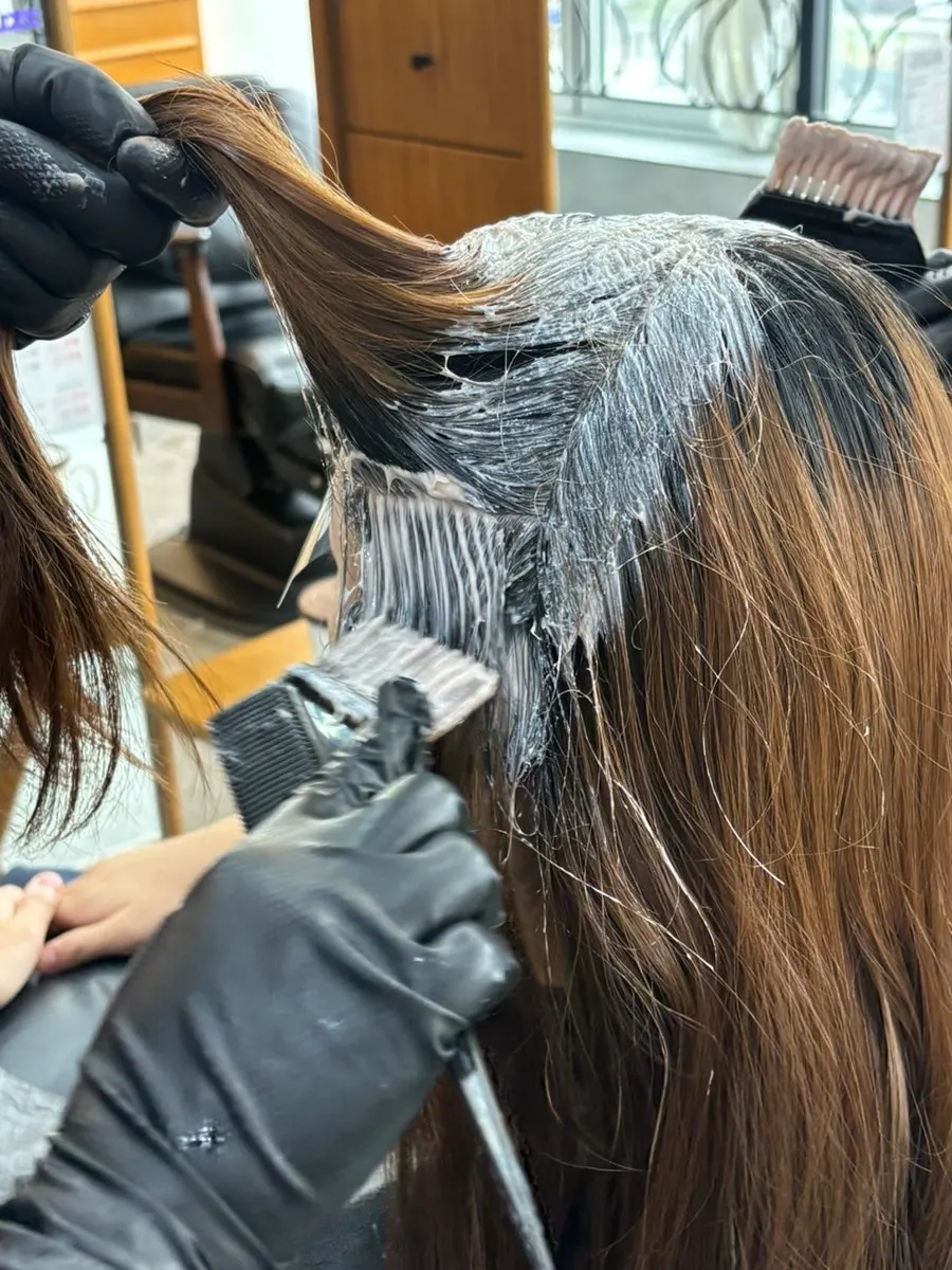 컬러 차트로 카라멜브라운 고르는 장면