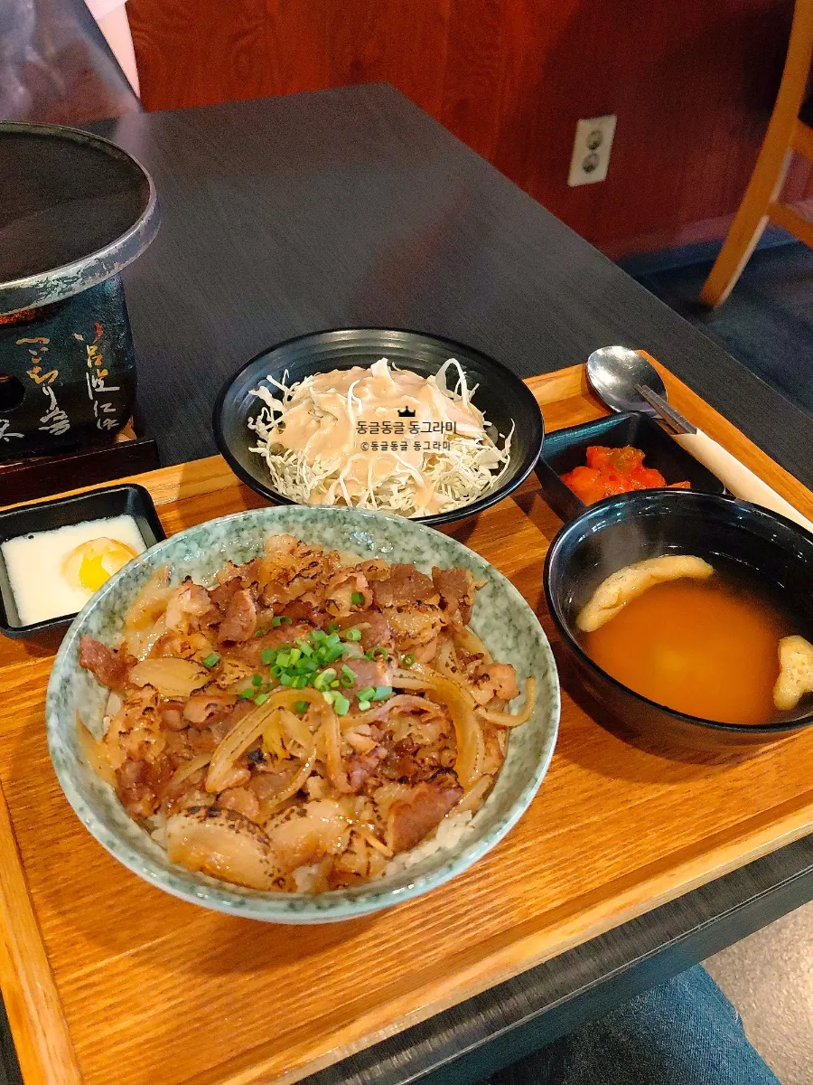 A scene of eating gyukatsu mid-meal