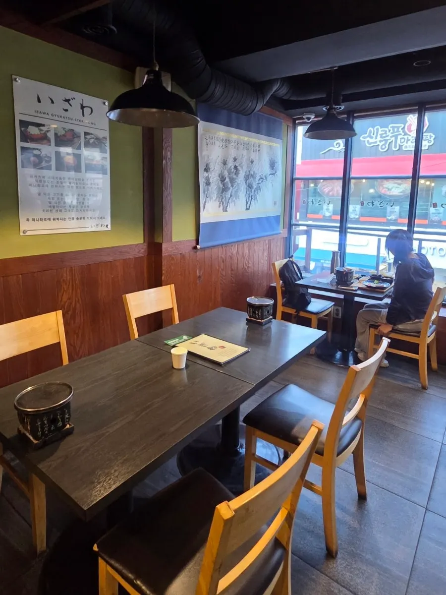 Seating area with baby chairs