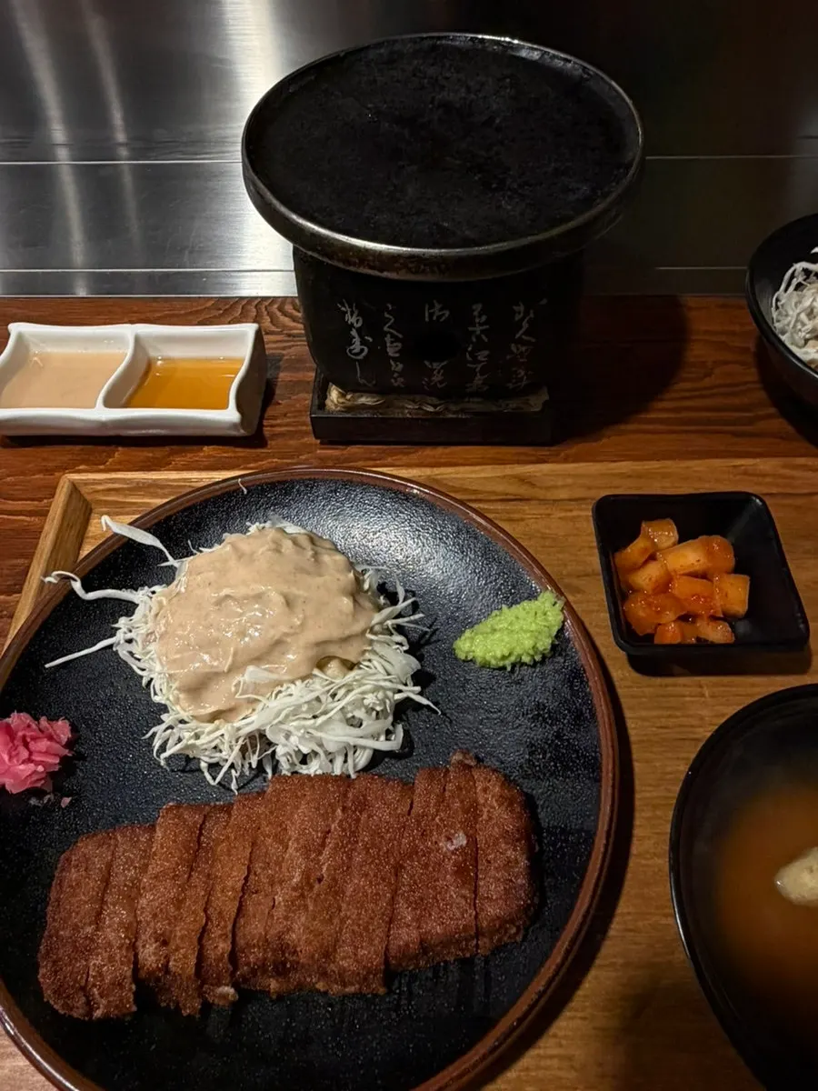 다찌석에 차려진 규카츠와 마제소바, 병맥주