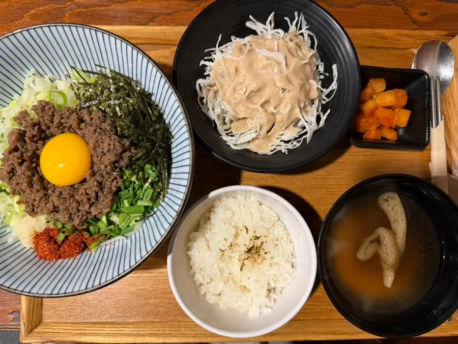 소스에 찍은 규카츠 한 점