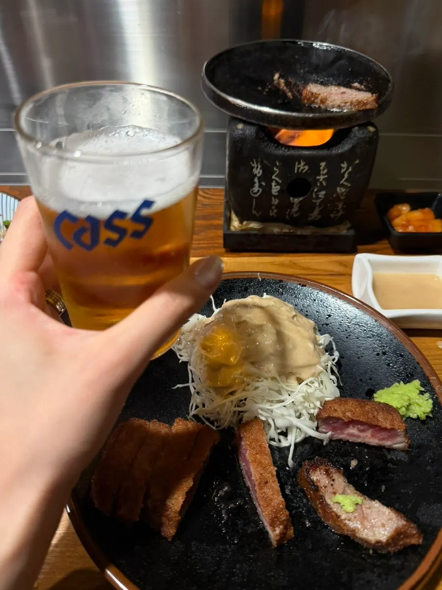 규카츠와 맥주 조합 세로 컷