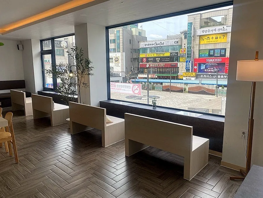 Another seating area with a different concept