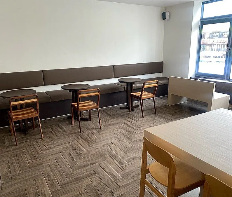 Spacious large table area good for groups