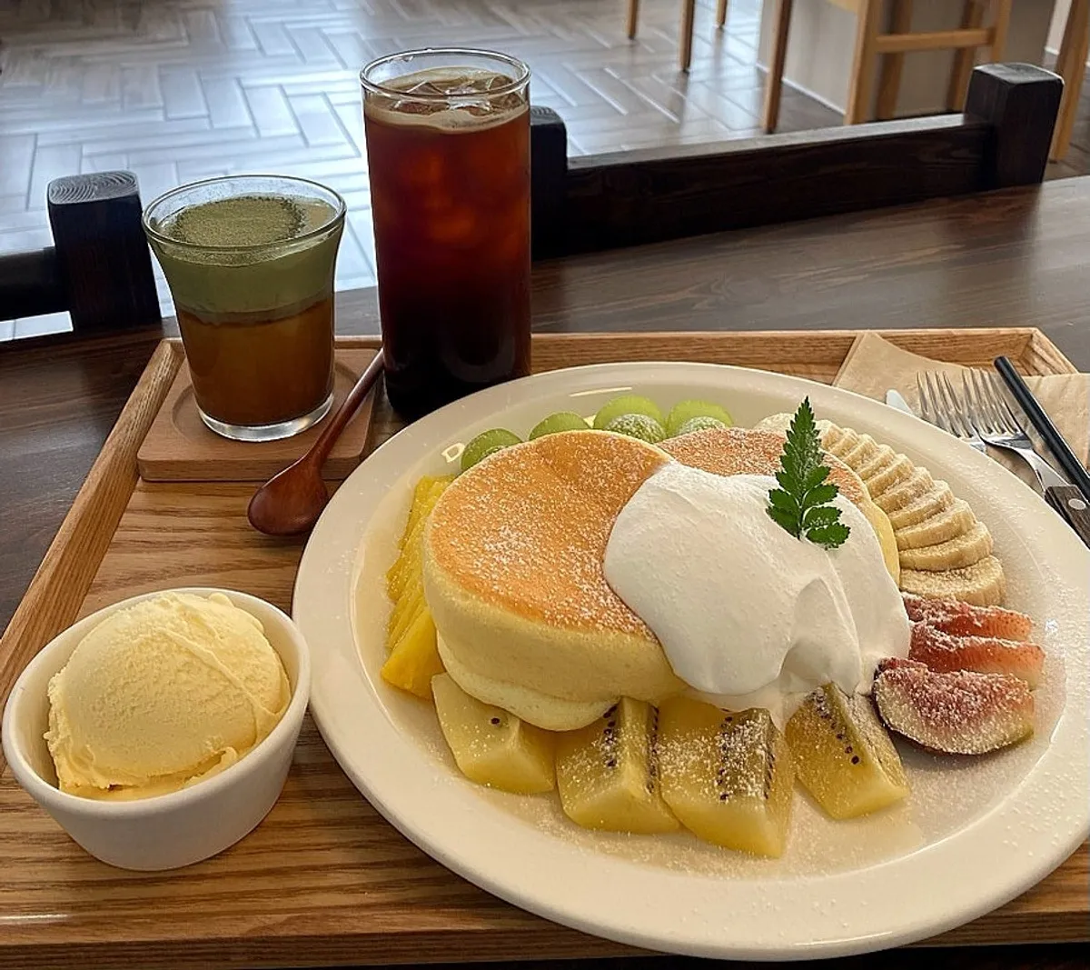 Matcha einspänner, iced americano, and Andamiro soufflé pancake