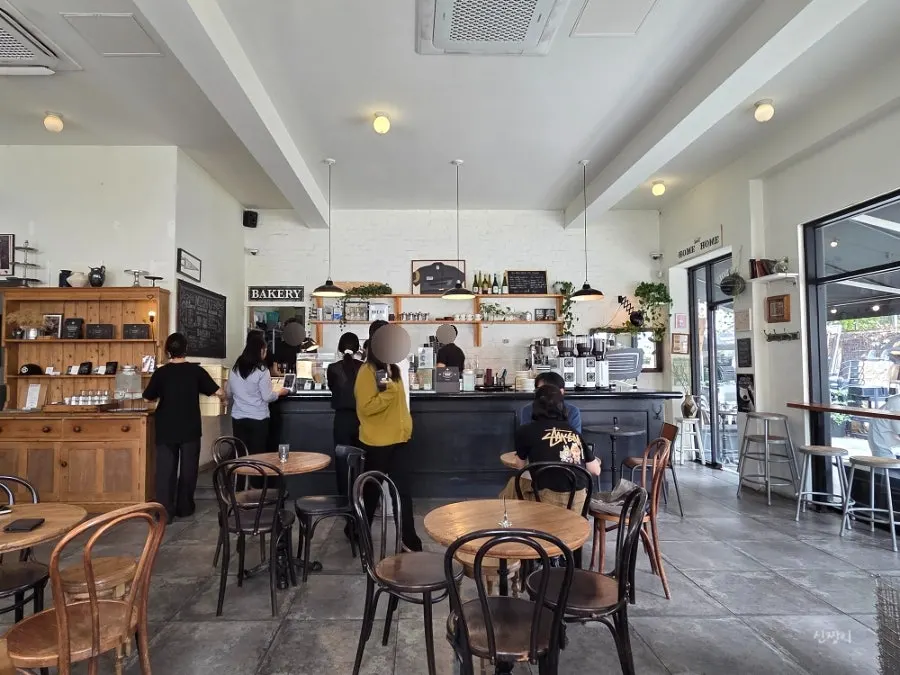 Mix of group tables and 2-seaters at the café