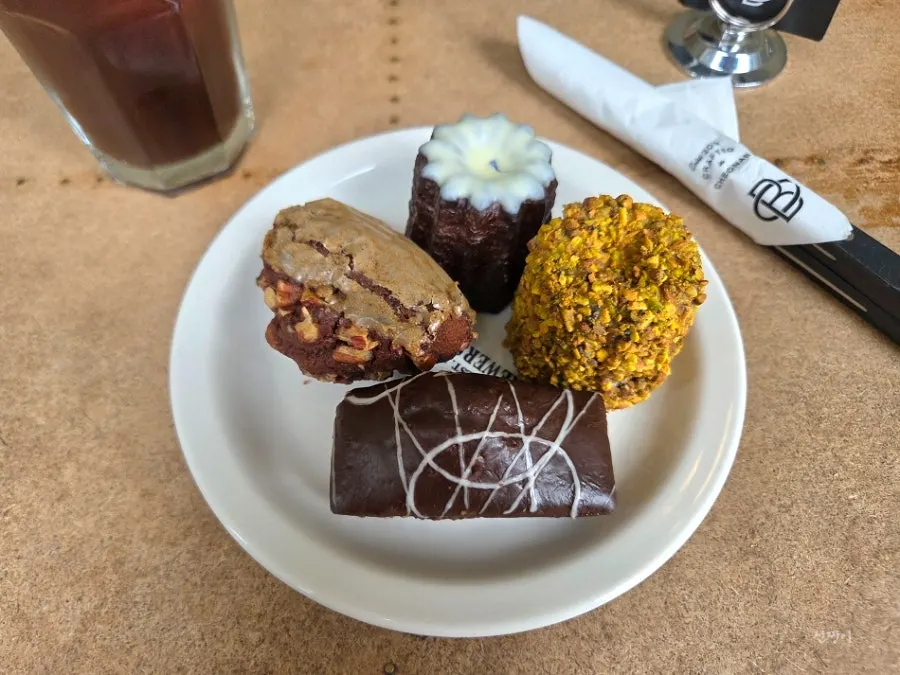 Madeleine, canelé and financier lined up together