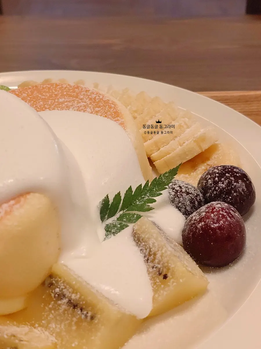 Pressing the fluffy Andamiro Soufflé with a fork