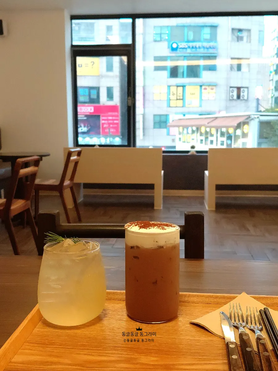 Drinks served alongside the soufflé pancake