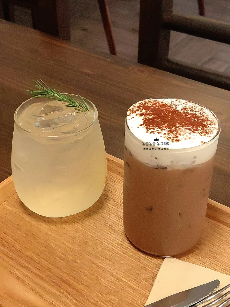 Chocolate latte and lemonade at Andamiro Pancake