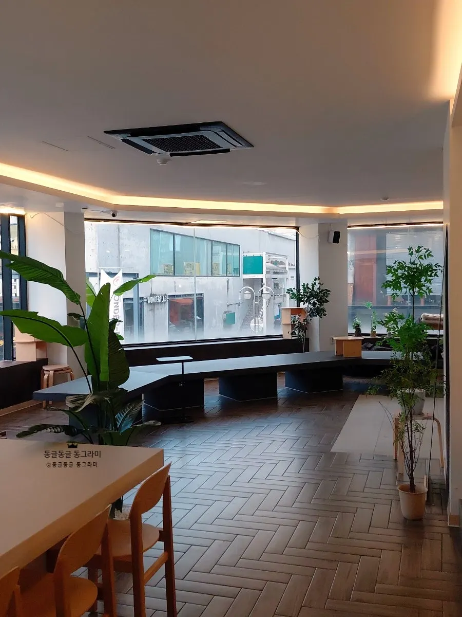 Interior of the Sinbu-dong café, good for a date