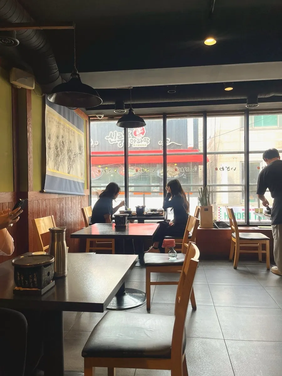 Restaurant seating with no wait on a weekend afternoon