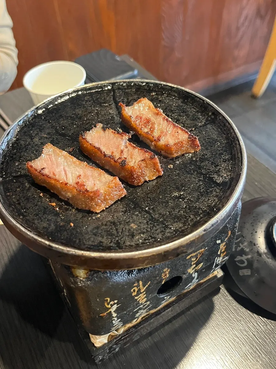 Gyukatsu grilling on the mini brazier's stone plate