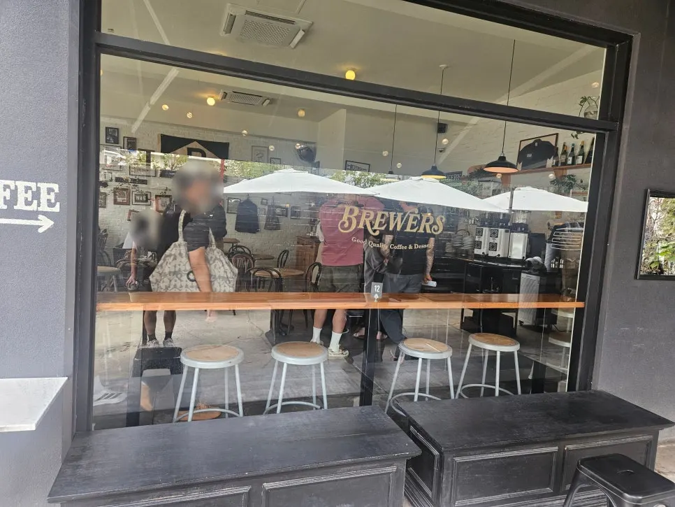 검은색 외관의 브루어스커피 천안신부점 전경