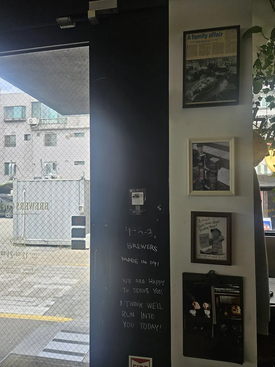작은 그림과 액자가 걸린 매장 벽면