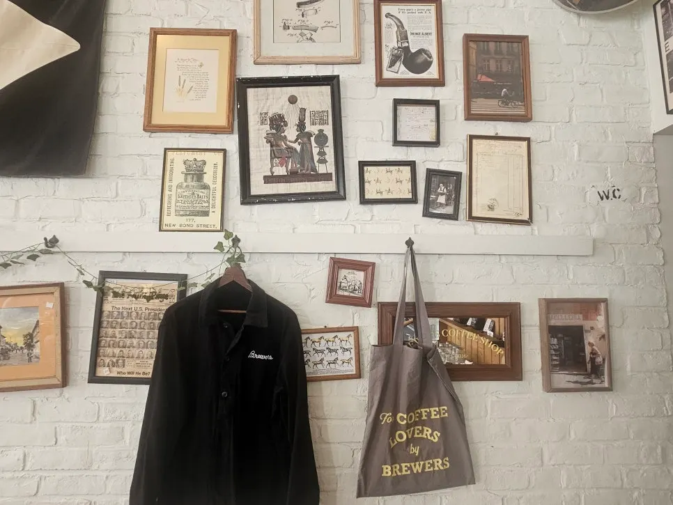 흰 벽돌 벽에 걸린 브루어스 로고