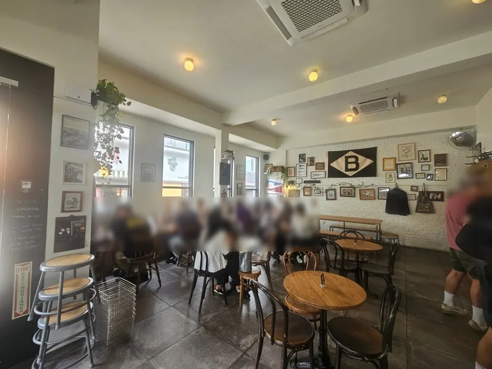 원목 테이블과 의자가 놓인 카페 좌석