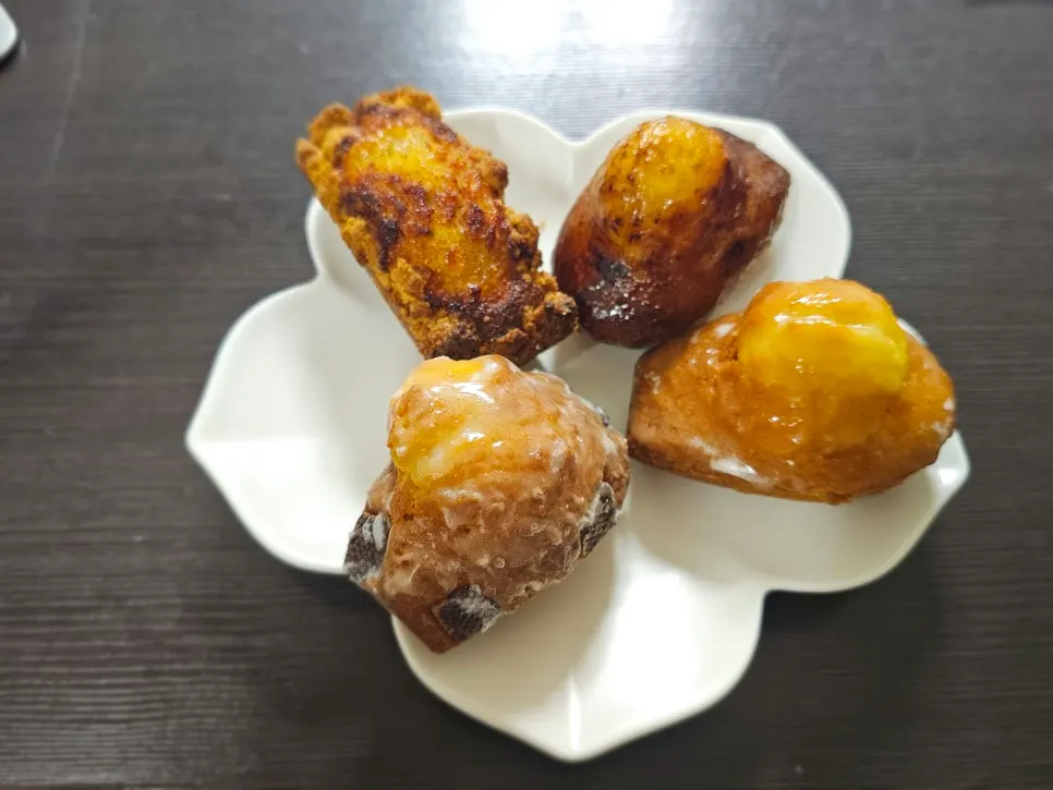 접시에 담은 마들렌과 휘낭시에 네 가지
