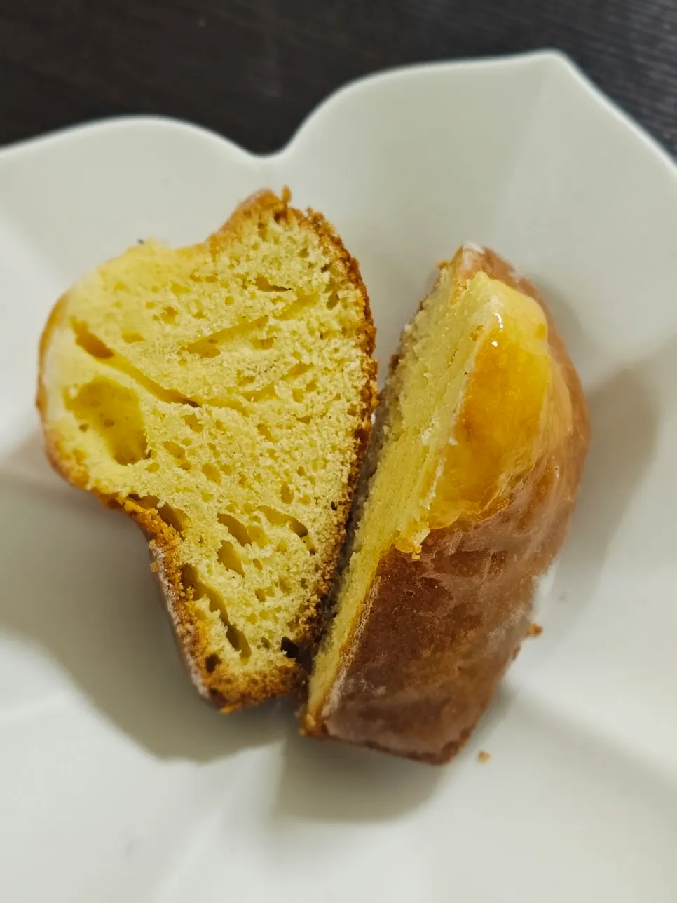 반으로 자른 레몬 마들렌 단면