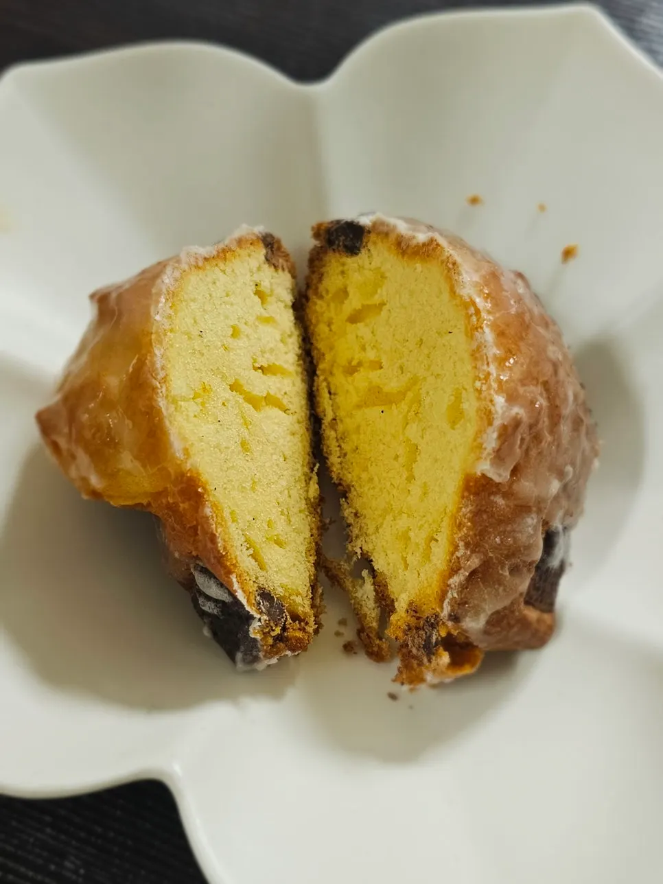 초코칩이 박힌 솔티초코칩 마들렌 단면
