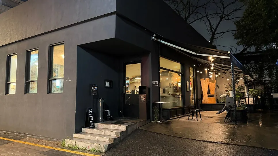 저녁 시간 브루어스커피 천안신부점 외관