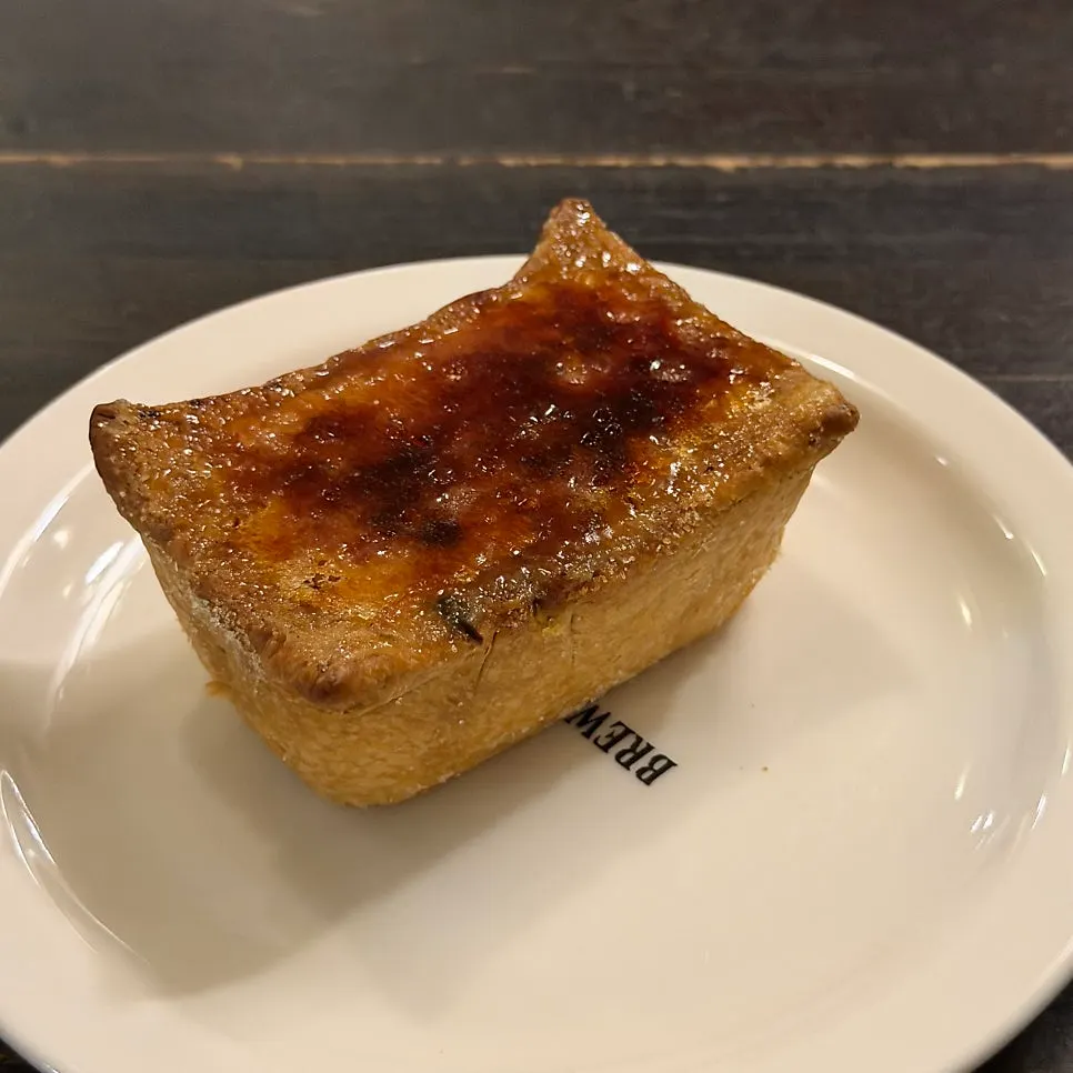 접시에 담긴 크림 브륄레 플랑