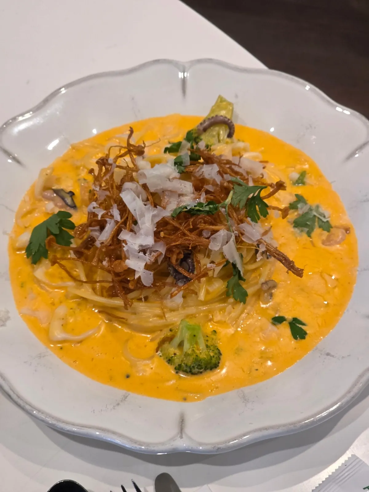 Guanciale pizza and rosé pasta served together