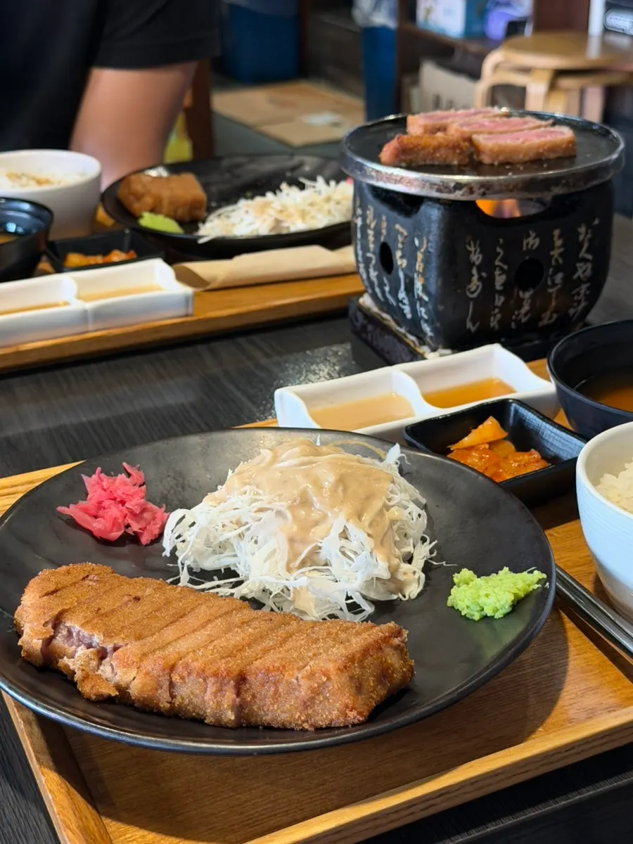 접시에 담긴 규카츠 조각