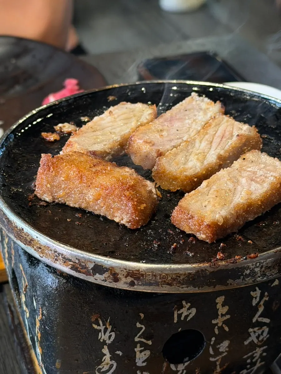 화로에서 앞뒤로 구워지는 규카츠