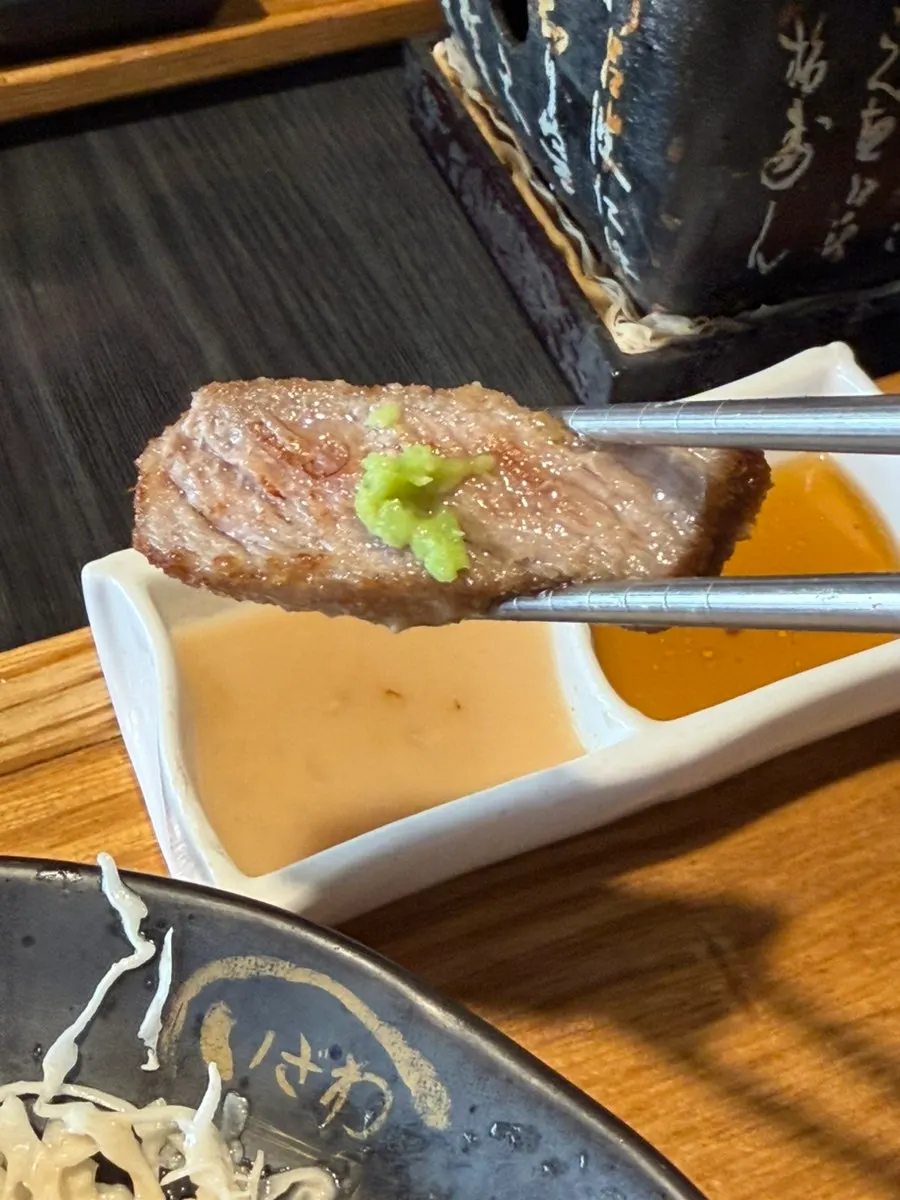 와사비를 올린 규카츠 한 점
