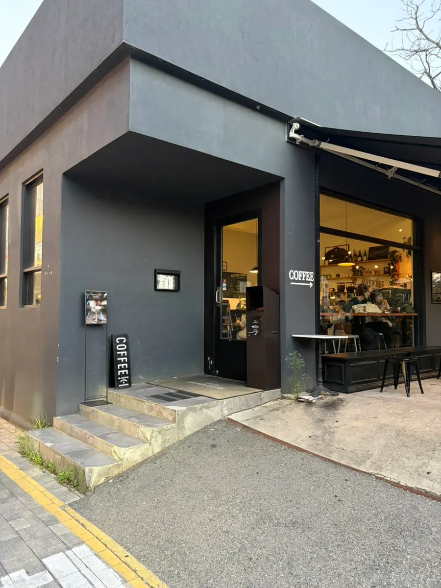 Entrance view of Brewers Coffee Cheonan Sinbu Branch