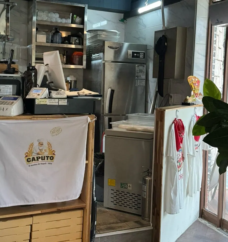 오픈 주방과 숙성 중인 피자 도우