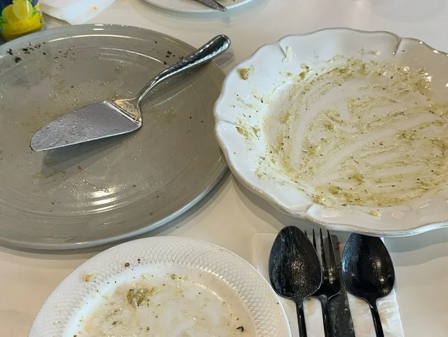 피자와 리소토를 함께 차린 식사 테이블