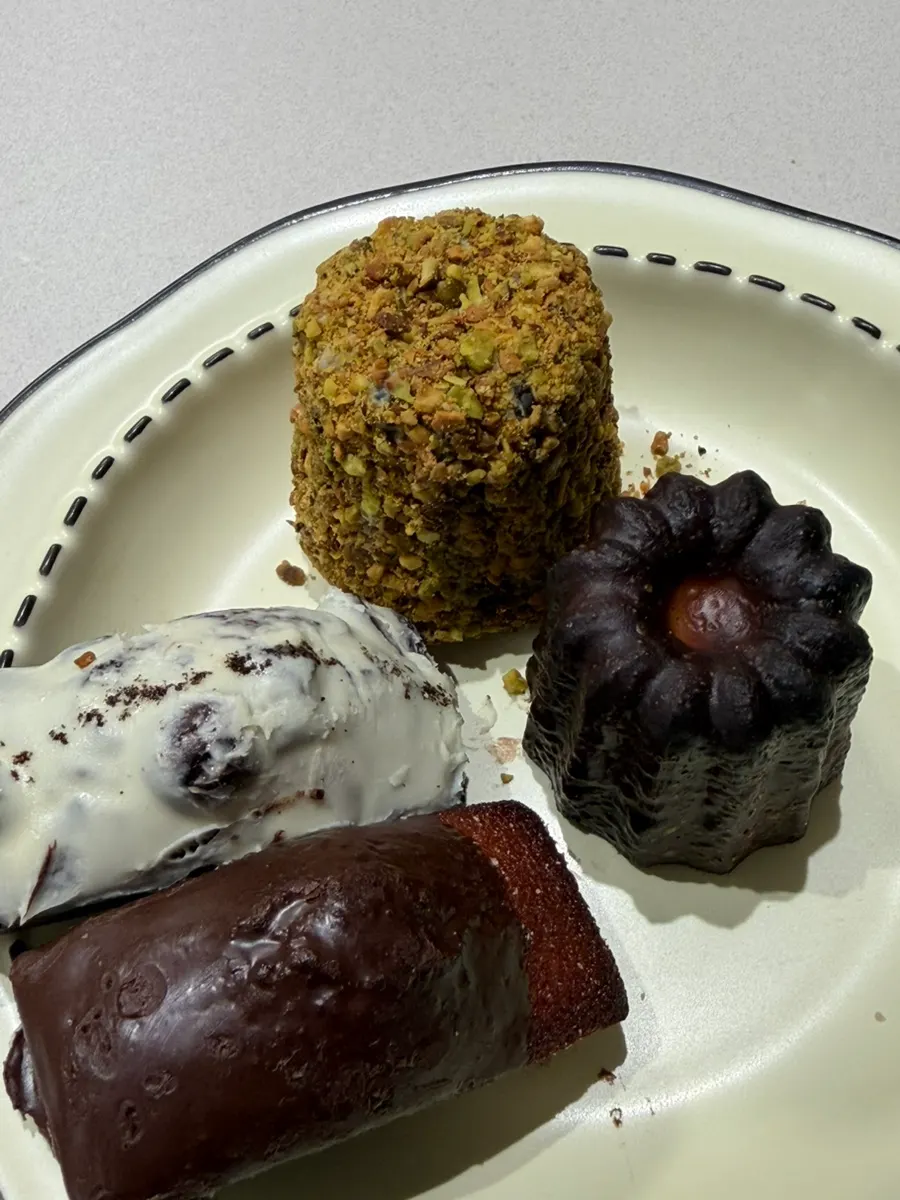 Baked-treat gift set brought home