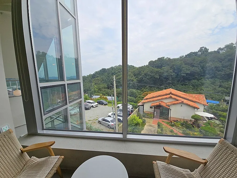3rd-floor seating with green views at Siyudang
