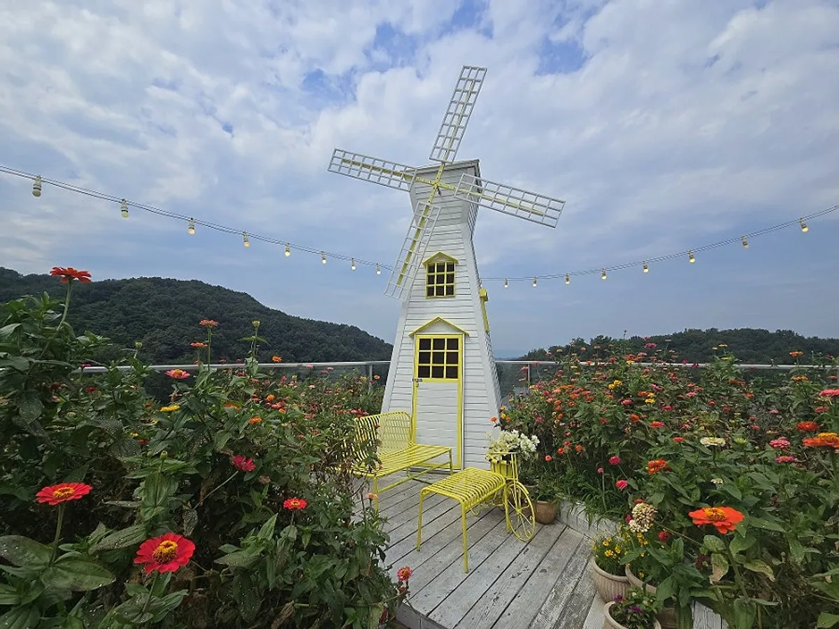 Rooftop windmill and yellow chair photo zone at Siyudang