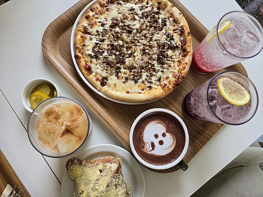 Cheese stretching from Siyudang's bulgogi pizza