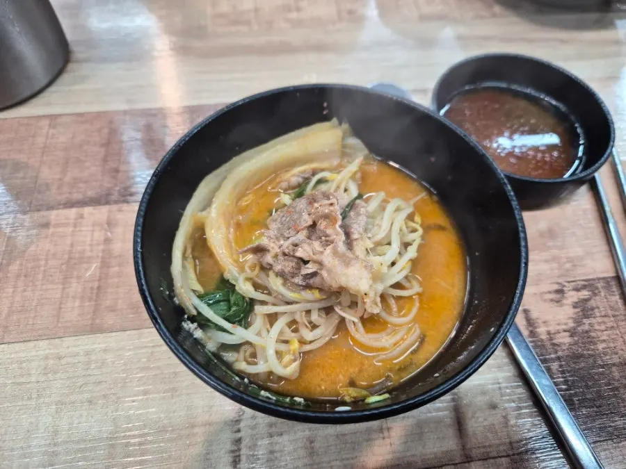 Hot pot with bean sprouts and vegetables