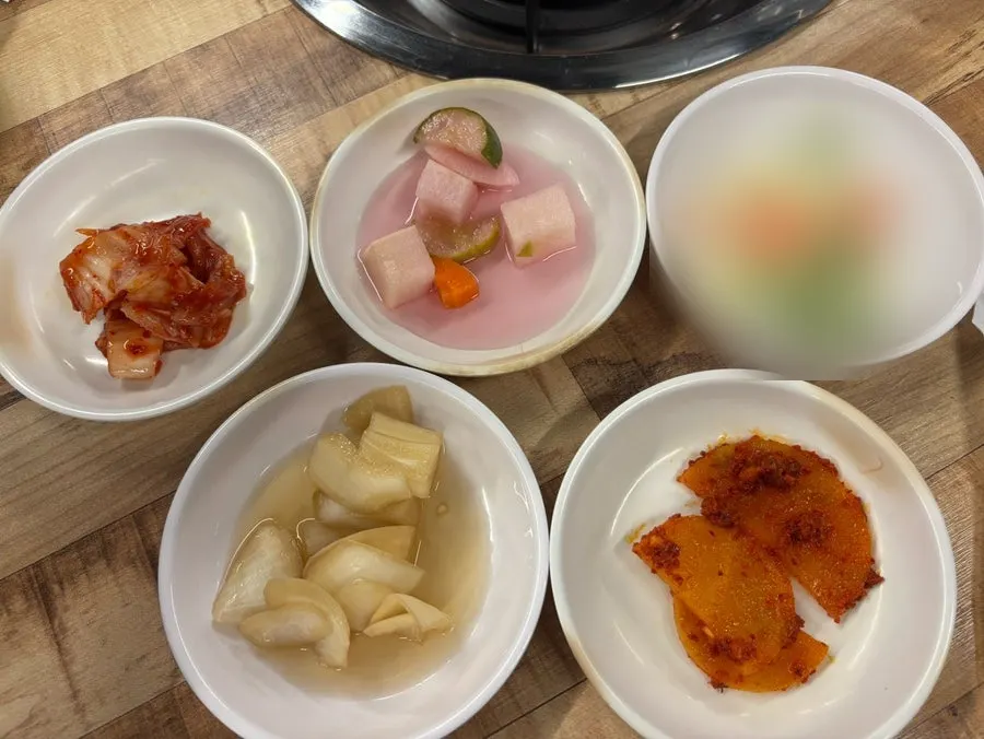 푸짐하게 차려진 닭한마리반 닭도리탕