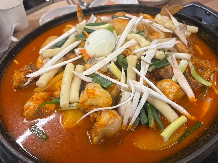 센불에서 끓기 시작한 닭도리탕