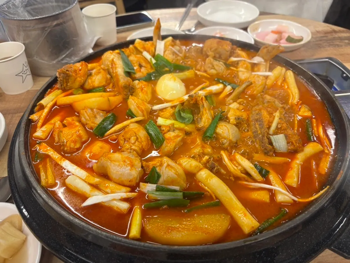 팔팔 끓어오른 솥뚜레 닭도리탕