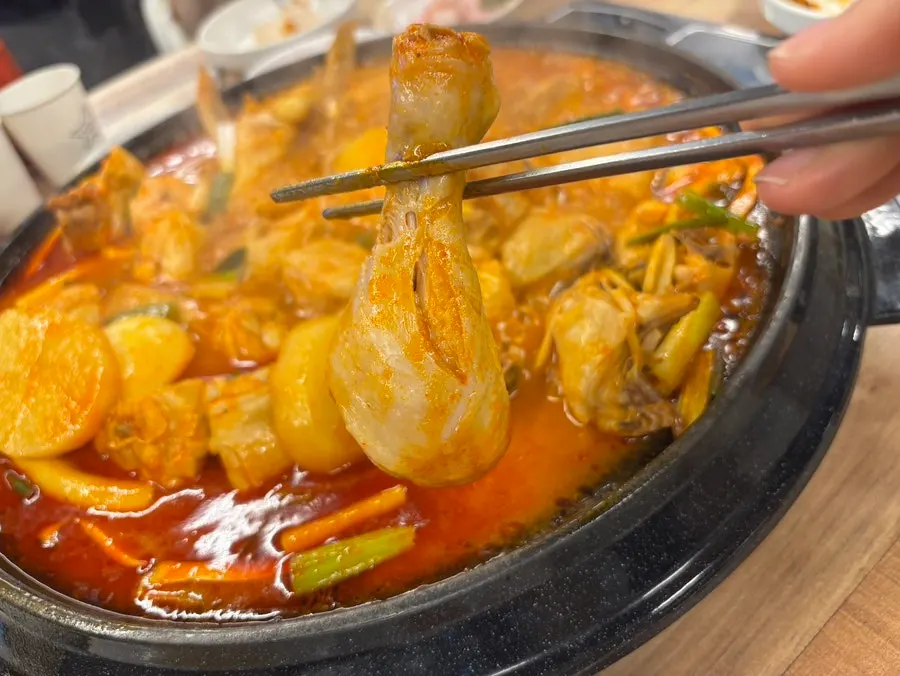양념이 잘 밴 닭다리 한 조각