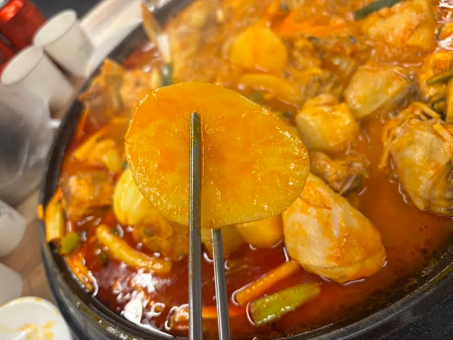 푹 익어 포슬포슬한 닭도리탕 감자