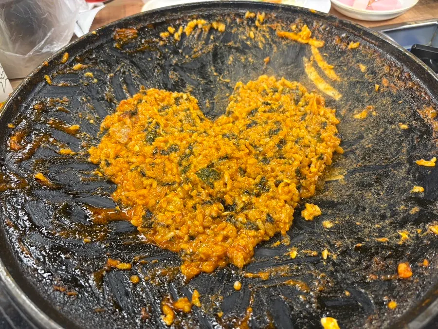 하트 모양으로 만든 치즈볶음밥