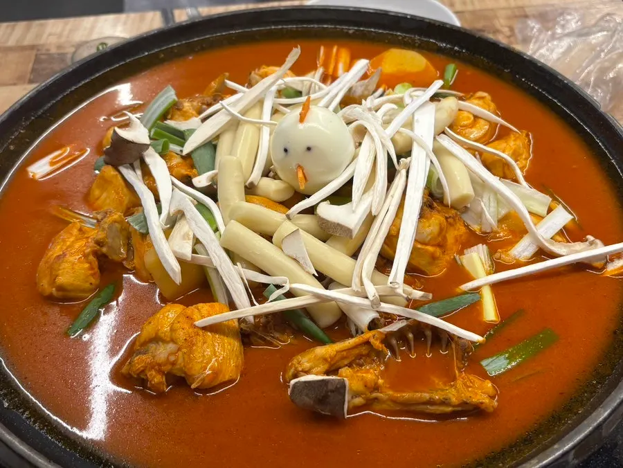 삶은 계란을 올린 닭 한마리