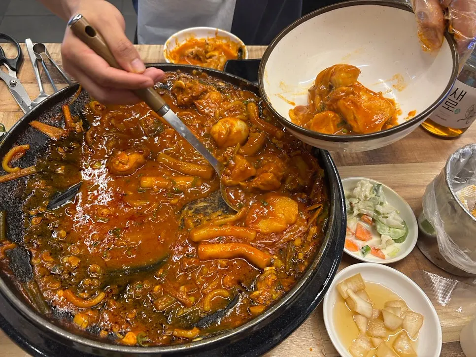 파와 참기름을 더한 닭볶음탕